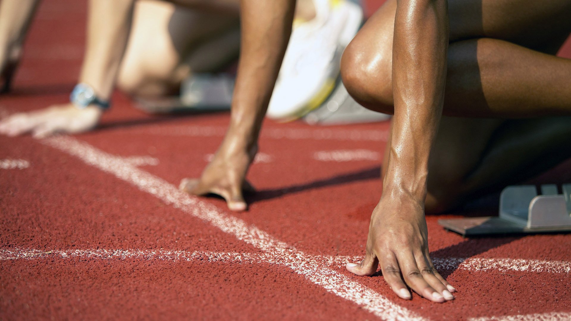 勇者无惧：面对极端险境的车手英勇表现，勇者无惧人物